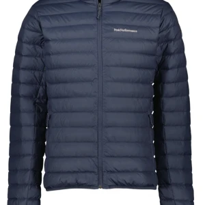 Peak performance jacka  - Hej säljer nu min fina peak jacka eftersom att jag har köpt en ny. 10/10 skick och passform. Storlek M 