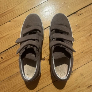 Sneakers från Jim Rickey - Jättefina sneakers från Jim Rickey i strl 40, passar 39 också. Bruna med kardborreband. Väldigt sparsamt använda, nypris över 1000 kr. Köpare står för frakt💓