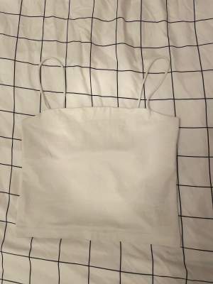 Ett vitt linne från Gina Tricot i storlek S. Har använts många gånger men använder inte längre 🫶🏼