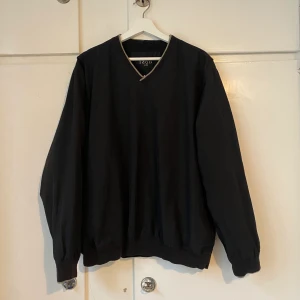 V-neck prasseltröja - Svart prasseltröja med V-neck. 