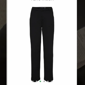 Kostymbyxor  - Svarta kostymbyxor ifrån veromoda, nypris 399kr