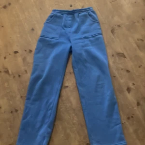 Blåa mjukis byxor  - Blåa mjukis byxor, bra skick💙 