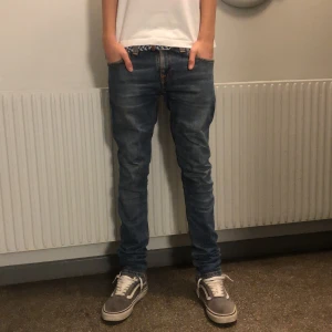 Nudie Jeans  - Tja, säljer nu dessa Nudie Jeans i storleken 28/32 men sitter som 29/32. Det är modellen Long John och är i mycket fint skick. Nypris går dem för 1699. Skriv vid fler funderingar! 