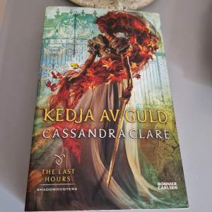Kedja av guld av Cassandra Clare. Detta är den första boken i The Last Hours serien som tillhör Shadowhunter Chronicles. Boken är oläst och i nyskick. Nypris 219 kronor på Bokus.