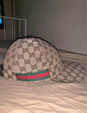 Äkta Gucci keps  - Använd många gånger men inget är fel. Tar bara paypal 