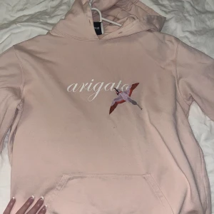 Arigato hoodie - Rosa arigato hoodie. knappt använd. Är lite osäker på storleken men skulle tro S-M. 