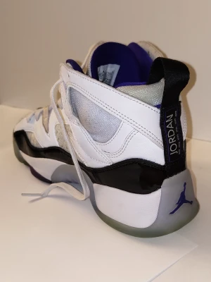 Jordans trey two  - Använda men ser ut helt nya.