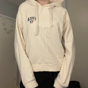 Hoodie  - Krämvit hoodie från Svea!