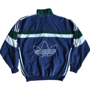 Vintage Adidas Jacka - Snygg Adidas jacka / tracktop i velour. Superfint skick i storlek M. Ställ gärna frågor!😊