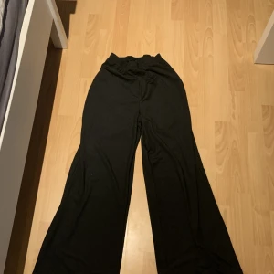 Byxor  - Säljer ett par byxor som min syster gave mig, dom är storlek S och och i bra skick och form.