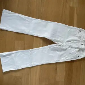 Vita bootcut jeans från H&M, stl 34. Högmidjade, tror det är petite modell. Kommer inte till användning, använts 1-2 gånger. De har ingen stretch, materialet är tjockt och rejält. 