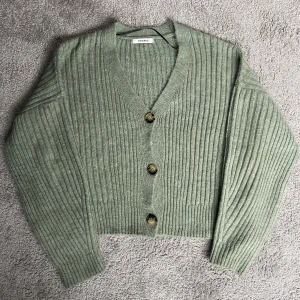Stickad kofta - Jättefin stickad cardigan från chiquelle🙌 knappt använd så i nyskick, i fin grön färg🌟