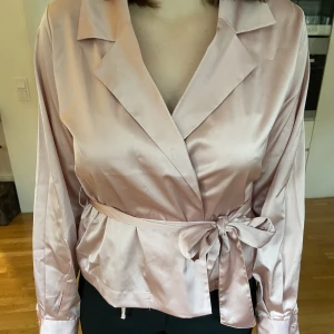 Blus - Rosa blus från Bikbok, tyvärr finns det en fläck (syns på sista bilden), men sparsamt använd💗