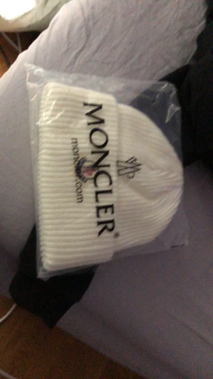 Moncler mössa - Moncler mössa Storlek: one size  Köparen kommer stå för frakten. Använd en gång