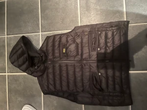 Barbour väst - Säljer nu denna fina västen då den är för stor för mig! Fint skick och sparsamt använd!