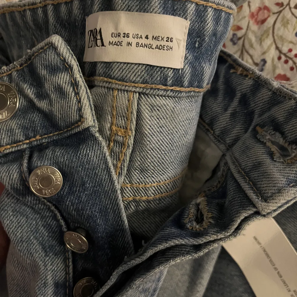 Blå zara jeans som var för små men aldrig skickades tillbaks så nu säljer jag dem❤️. Jeans & Byxor.