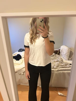 T-shirt med detaljer - Vit T-shirt med svarta pärlor på ärmarna. Köpt på zara i somras men tyvärr inte kommit till så stor användning