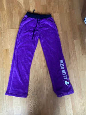 Hello kitty pyjamas byxor! - Jätte gulliga lila pyjamas byxor från sanrio. Lappen är avklippt men skulle säga att de passar storlek xs-m eftersom att dem går att dra åt i midjan. Skriv gärna vid frågor! (pris går att diskuteras)🫶