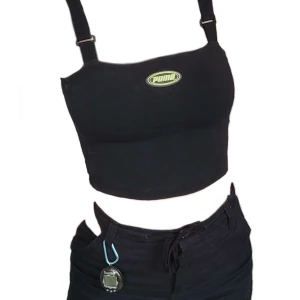 Puma-linne - Gullig crop-top med lite sportig vibe! Väldigt stretchig så den sitter tight men är lätt att få på/av  stl. xs
