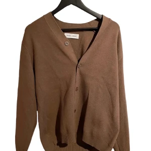 Samsoe Samsoe Brung Cardigan - Nästan ny brun cardigan från Samsoe Samsoe. Nypris 1500kr. Har använt den några gånger. Passar perfekt för vintern. Riktigt skönt material. Skicka vid minsta lilla fråga