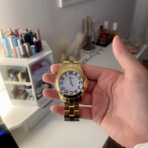 Klocka Marc Jacobs  - Damklocka från Marc Jacobs (stainless steel), har en liten ”reva” på urtavlan (se bild 2), 40mm. Batteriet behöver bytas därav priset 🕰️