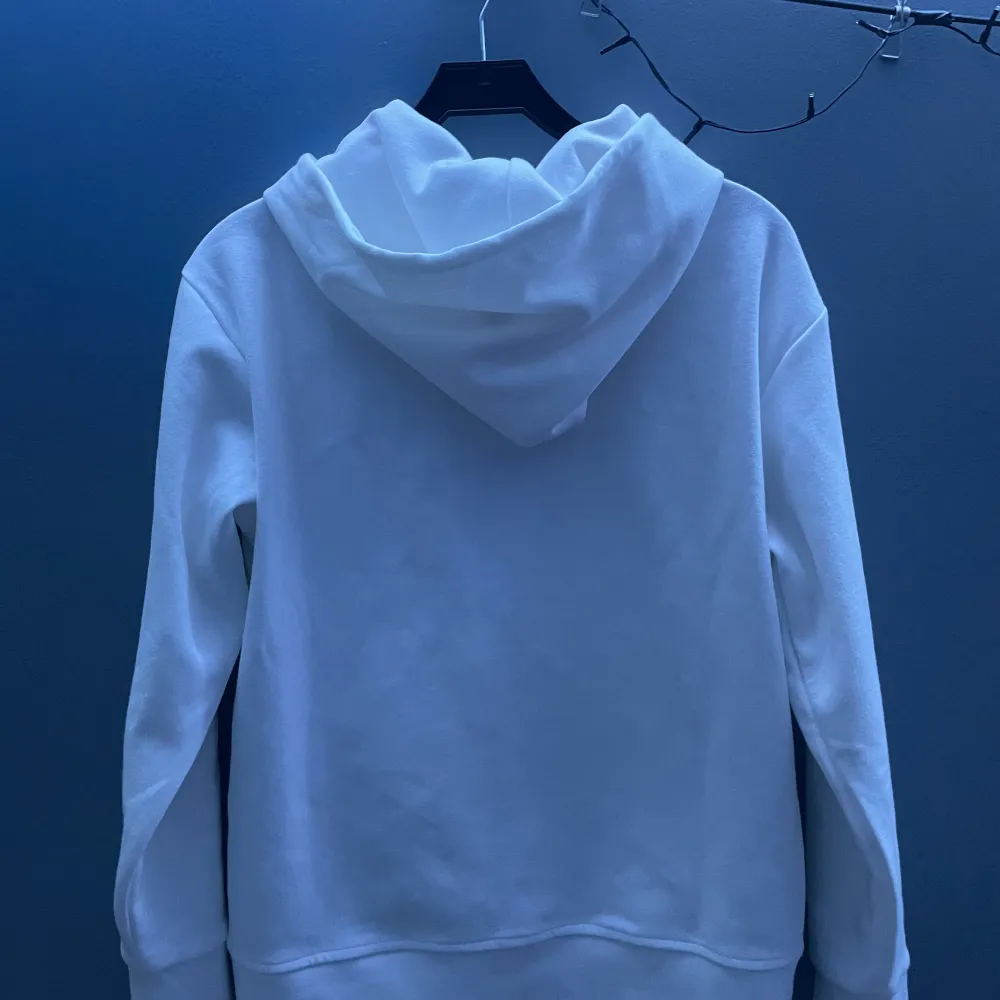 ralph lauren zip hoodie vit aldrig använd, bara testad, pris kan diskuteras och mer info vid intresse. Hoodies.