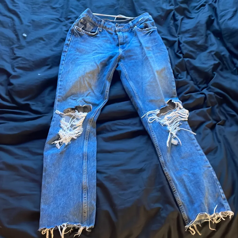 SUPER SNYGGA jeans från gina tricot som sitter som en smäck😍 Skriv privat för fler bilder eller frågor❤️. Jeans & Byxor.