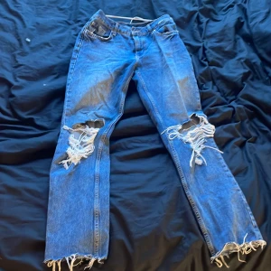 gina jeans  - SUPER SNYGGA jeans från gina tricot som sitter som en smäck😍 Skriv privat för fler bilder eller frågor❤️