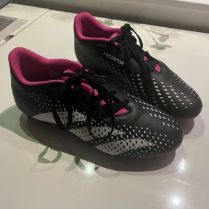 Adidas Predator Fotbollsskor - Hej! Säljer ett par Adidas Predator i nyskick, endast använda en träning. De är i storlek 40 2/3 och har inga tecken på användning. 