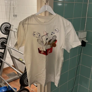 Nike tröja - Fet nike tröja i storlek S, använder inte längre och inte använde den inte länge så skicket är väldigt bra. Hör av för fler frågor 🙌🏼