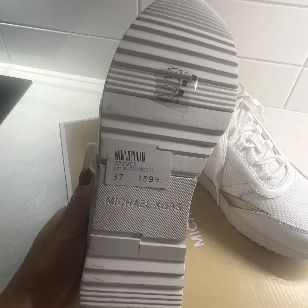 Helt nya sneakers från Michael Kors. Nypris: 1900kr. Skor.