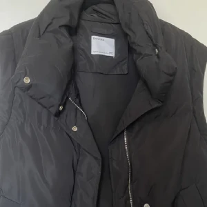 Väst från bershka  - Fin svart väst från bershka! Bra skick! 💗💗