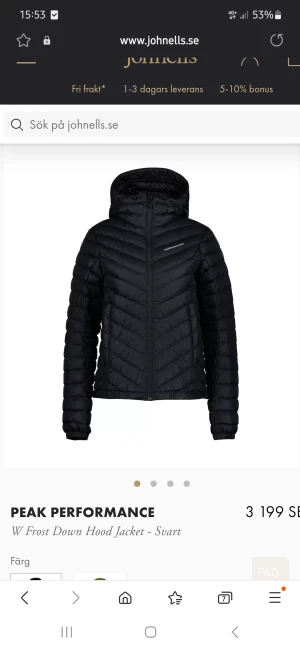 Peak perfomance  - Peak Perfomance jacka i modellen W Frost Down Hood Jacket i färgen svart (dunjacka). Justerbar luva med dragsko. Fickor med dragkedjor, två på utsidan och en på insidan. Loggan syns på armen och över bröstet på vänster sida. Är för stor för mig idag. 