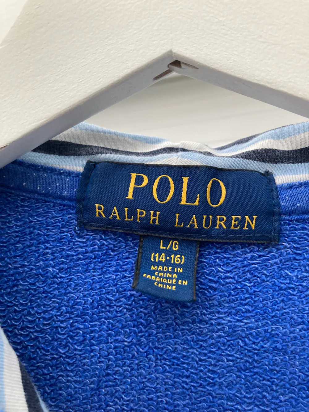 ✔️ Zip-up hoodie från Polo Ralph Lauren ✔️ Storlek: kids L (14-16) Passar vanlig storlek S/M ✔️ Skick: 8,5/10 (lite nopprig) ✔️ Orginalpris: ca 1199kr ✔️ Vårat pris: 199kr ✔️👀 ‼️Skriv vid minsta lilla fundering‼️. Hoodies.