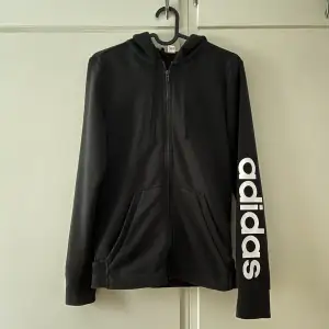 Zip hoodie från adidas, använd fåtal gånger, i bra skick💗
