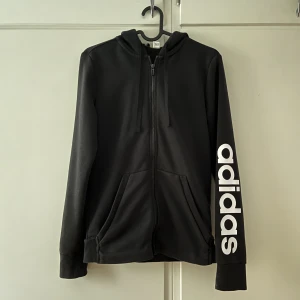 Adidas zip up - Zip hoodie från adidas, använd fåtal gånger, i bra skick💗