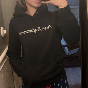 Peak performance hoddie - Svart hoddie endast använd en gång av mig, köpt från sellpy. Ett litet hål på ärmen men verkligen inget som stör, annars i väldigt bra skick