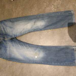 Stentvättade jeans, regular fit, En liten färgfläck på höger knä men inget man tänker på.