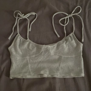 Glitter topp  - Säljer denna supersnygga glitter toppen då den inte används, i nyskick då den använd en gång, skriv för mer info💕💕