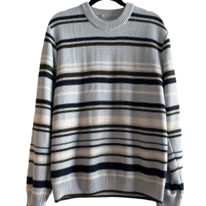 Vintage tröja - Vintage tröja, inget märke. Finns en liten fläck på framsidan av tröjan som jag försöker visa i sista bilden. Skulle säga att den passar folk mellan S-M beroende på hur man vill att den ska sitta. För fler bilder eller frågor hör av er. 