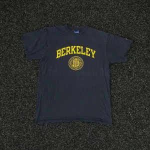 Vintage Berkeley University T-shirt - Vintage t-shirt med några cracks i printen men annars i bra skick,står size L men sitter mer som M. Bara att höra av sig vid frågor eller fler bilder 🤝🏼
