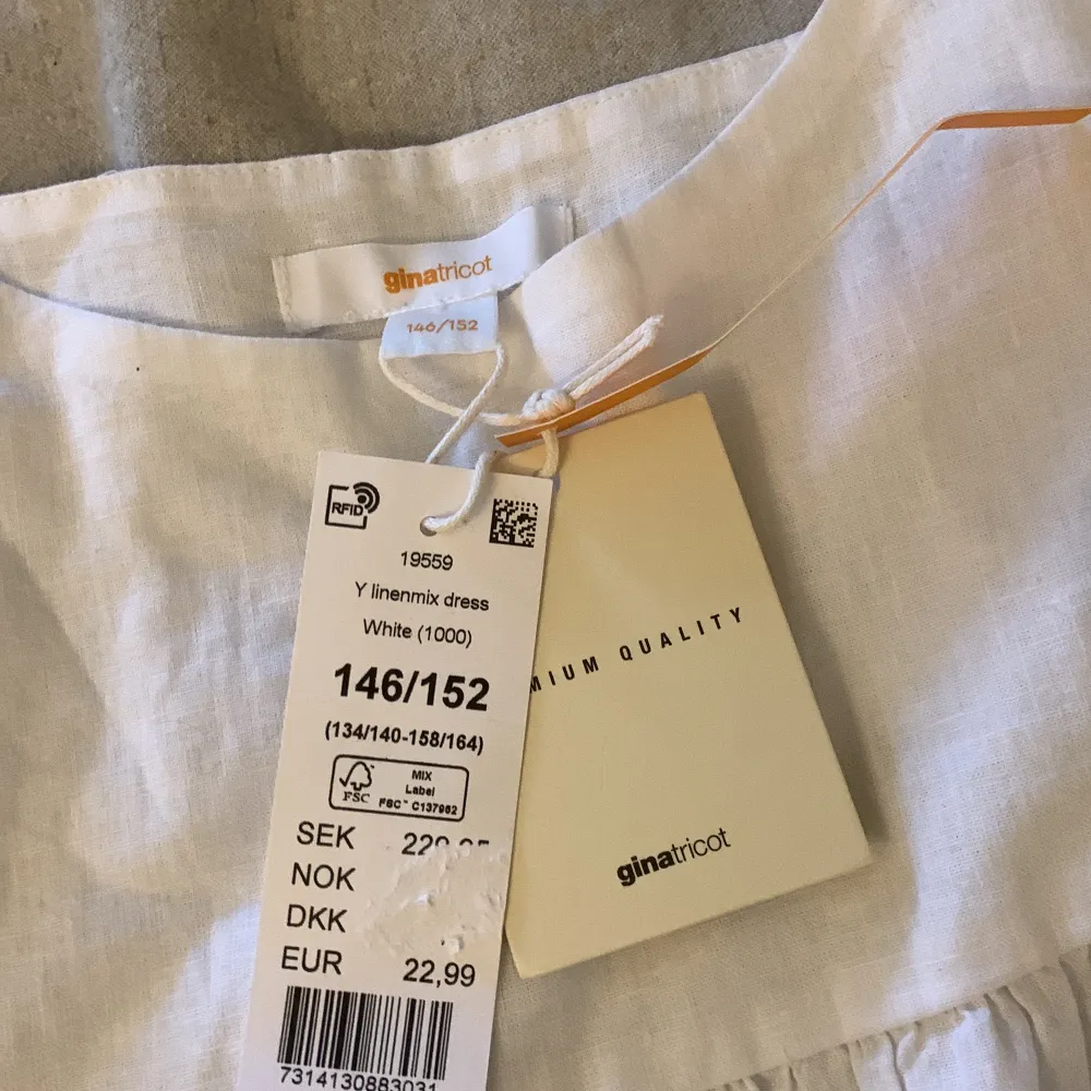Säljer denna vita linne klänningen som är helt oanvänd, har prislapp kvar.🤍. Klänningar.