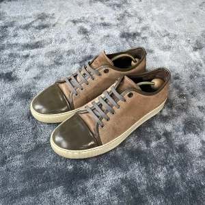 Lanvin skor - Säljer nu mina Lanvin skor i toppskick. Nypris på skorna är 4000kr. Lanvin sitter oftast 1 storlek stort och dessa är uk 9. Endast skorna medföljer och inga byten. Vid minsta fråga hör av dig!