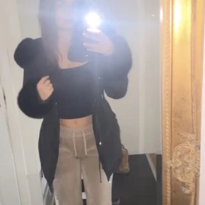 Svart pälsjacka  - Hej, säljer min nya hollies jacka då jag insett att jag inte kommer använda den. Köpt för några månader sen för 2000 och aldrig använd, har kvitto och påse som ingår i köpet. Pris kan diskuteras vid snabbt köp😊 