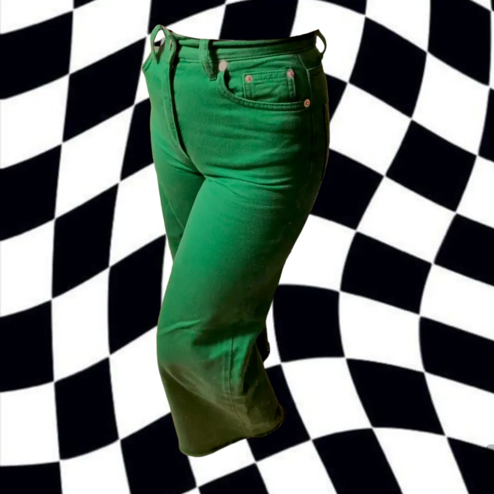 Gröna coola jeans från pull & bear jag köpte på vinted, men tyvärr för små :( Bra skick! . Jeans & Byxor.