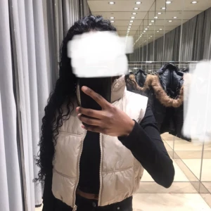 Väst - Säljer min söta väst från H&M, i strl xxs. Helt oanvänd!