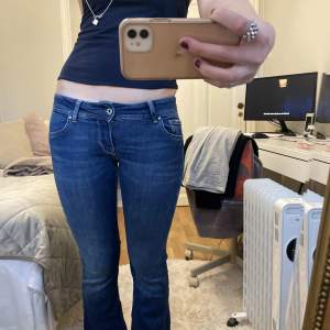 blåa lågmidjade bootcut jeans, i typ nyskick🙏🏽 Jag är 1,70!  Midjemåttet: 34cm  Innebenslängden: 78cm 