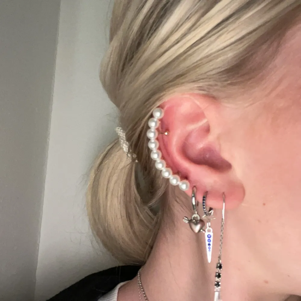 Earcuff örhänge som tyvärr ej kommer till användning ⭐️⭐️⭐️ endast provad!. Accessoarer.