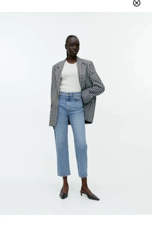 Jeans Arket  - Jeans från Arket ”Rose cropped”. I storlek 26, helt oanvända med prislappen är av. Nypris 690kr