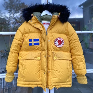 Fjällräven x Acne Studios Expedition Winterjacket - Hej! Säljer en vinterjacka från Fjällrävens kollektion med Acne Studios. Storlek XS men stor i storleken. Oerhört sällsynt & syns knappt på marknaden. Nypris 15 000kr. Enormt bra skick, sparsamt använd. Många snygga detaljer, bekväm & varm. Grym kvalite. 